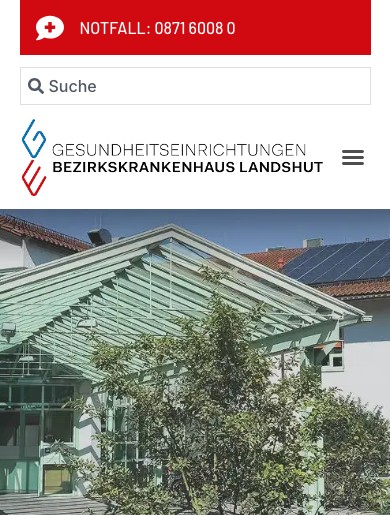 Bezirkskrankenhaus Landshut auf dem Smartphone mit rotem Notfall-Button, Suche, Logo und Foto des Klinikgebäudes