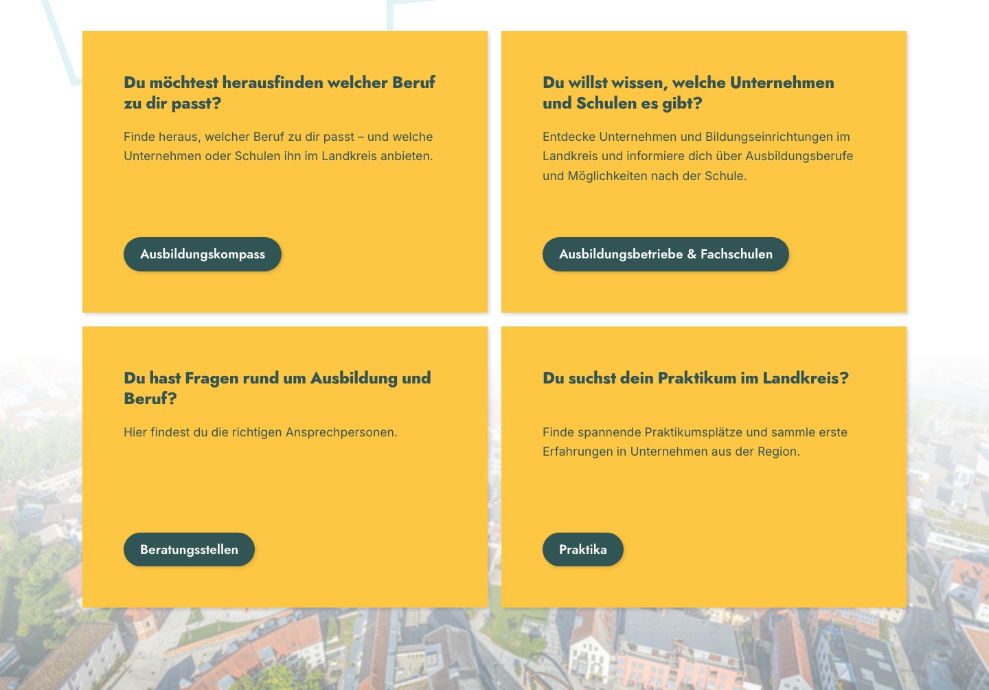 Vier gelbe Einstiegskarten mit Fragen wie „Du suchst dein Praktikum im Landkreis?“, jeweils mit Button zum passenden Bereich