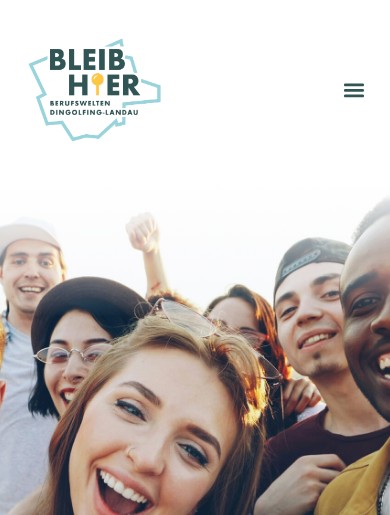 BLEIB HIER auf dem Smartphone: Logo und Menü über dem Gruppenfoto der Startseite