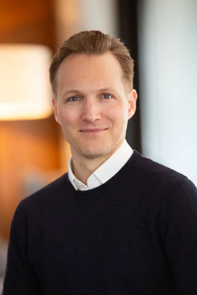 Porträt von Johannes Rauch im dunklen Pullover, lächelnd
